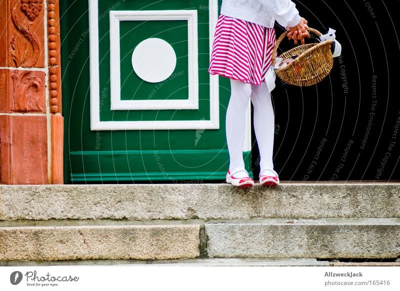 Hochzeitsexzerpt Farbfoto mehrfarbig Außenaufnahme Tag Zentralperspektive Wegsehen feminin Kind Kindheit Beine Fuß 1 Mensch 8-13 Jahre warten Gefühle Stolz