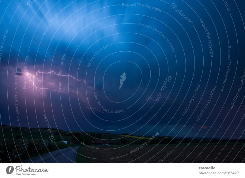 Gewitter Farbfoto Außenaufnahme Menschenleer Textfreiraum rechts Textfreiraum oben Dämmerung Nacht Licht Schatten Kontrast Langzeitbelichtung Bewegungsunschärfe