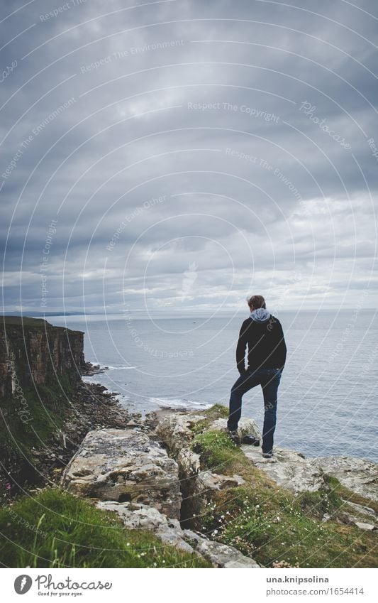 wanderer Ferien & Urlaub & Reisen Abenteuer Ferne Freiheit wandern Mann Erwachsene Natur Landschaft Felsen Küste Meer Polarmeer Nordsee Schottland beobachten