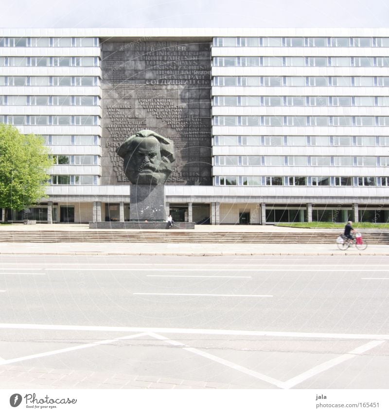 at the roadside Farbfoto Außenaufnahme Textfreiraum unten Zentralperspektive Himmel Baum Stadt Haus Platz Bauwerk Gebäude Architektur Wahrzeichen Denkmal grau