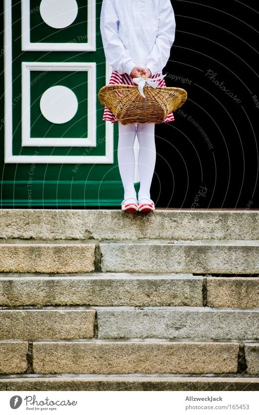 Hochzeitsexzerpt II Farbfoto Außenaufnahme Tag Vorderansicht Blick nach vorn feminin Kind Mädchen Kindheit Beine 1 Mensch 8-13 Jahre Treppe Tür stehen warten