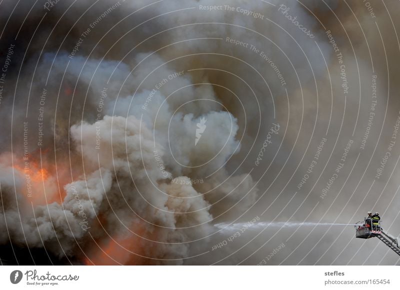 Tropfen auf den heißen Stein Farbfoto Außenaufnahme Zentralperspektive Beruf Feuerwehreinsatz Leiter Urelemente Wolken Wärme Tapferkeit Kraft Mut Sicherheit