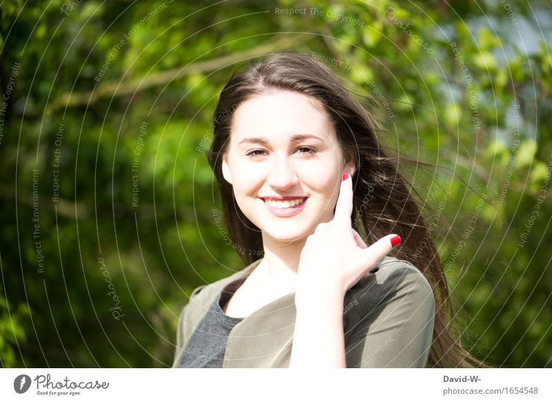 hübsche junge Frau mit positiver Ausstrahlung lächelt in die Kamera attraktiv lächeln Freundlichkeit freundlich fröhlich sympathisch hell Sonnenlicht Smile