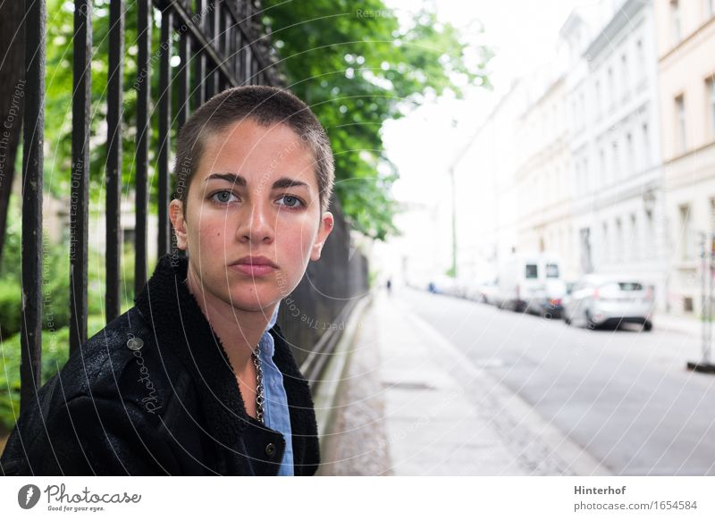 Junge Frau in der Stadt Lifestyle Stil Gesicht Sommer Student Mensch Erwachsene Leben 1 18-30 Jahre Jugendliche Altstadt Gebäude Architektur Straße kurzhaarig