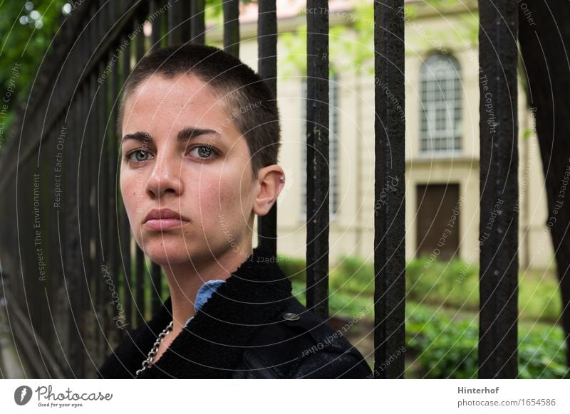 Junge Frau in der Stadt Stil Haare & Frisuren Sommer Student Mensch Jugendliche Erwachsene 1 18-30 Jahre Park Gebäude Architektur Gitter ästhetisch authentisch