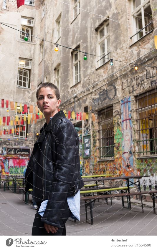 Junge Frau in Berlin - Portrait Lifestyle Stil Körper Ferien & Urlaub & Reisen Student Mensch Jugendliche Erwachsene 1 18-30 Jahre Stadt Gebäude Mauer Wand