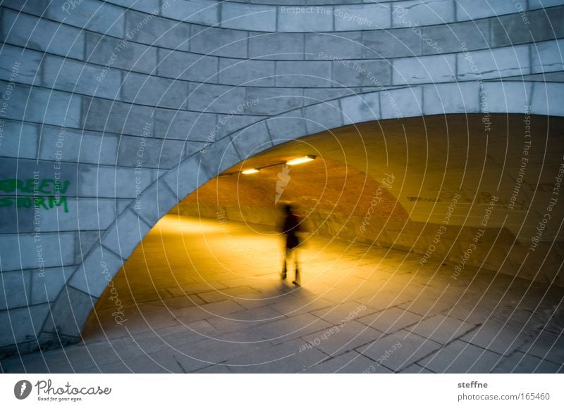 GREEN STORM Gedeckte Farben Außenaufnahme Dämmerung Silhouette Unschärfe Bewegungsunschärfe Mensch 1 Brücke Tunnel Unterführung Fußgängerunterführung Angst