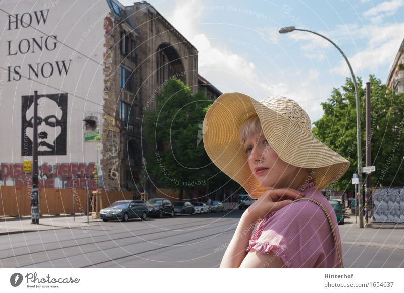 Junge Frau in Berlin Lifestyle Stil Sommer Mensch feminin Jugendliche 1 18-30 Jahre Erwachsene Stadt Hauptstadt Gebäude Architektur Mauer Wand Hut ästhetisch