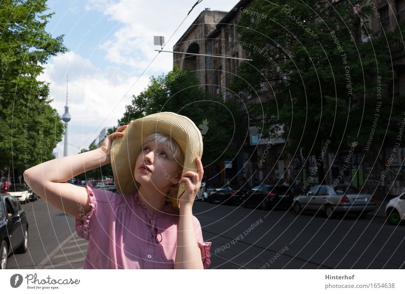 Junge Frau in der Stadt Lifestyle Stil Design Mensch feminin Jugendliche Leben 1 18-30 Jahre Erwachsene Gebäude Straße PKW Hut ästhetisch außergewöhnlich blond