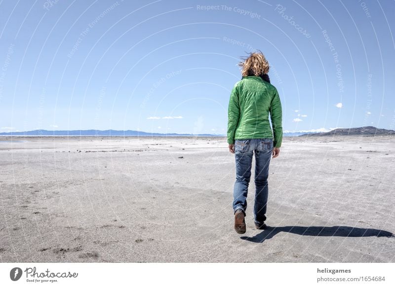 Spaziergang am Ufer wandern Abenteuer Freiheit Berge u. Gebirge Mensch feminin Frau Erwachsene 1 18-30 Jahre Jugendliche Natur Wind Strand Jeanshose Jacke