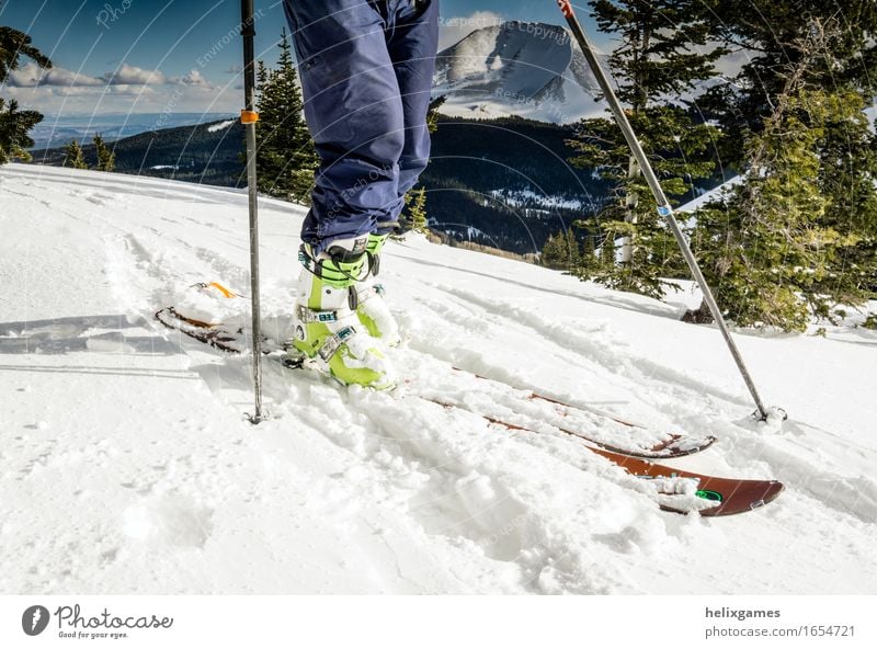 Skier und Skischuhe Freizeit & Hobby Skifahrer Skifahren Ferien & Urlaub & Reisen Ausflug Abenteuer Expedition Winter Schnee Berge u. Gebirge Beine 1 Mensch