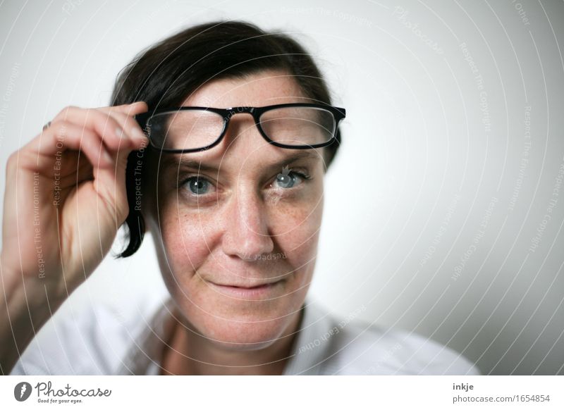 Frau Doktor Lifestyle Stil Bildung Erwachsenenbildung Business Leben Gesicht Hand 1 Mensch 30-45 Jahre Brille Lesebrille schwarzhaarig kurzhaarig Lächeln Blick