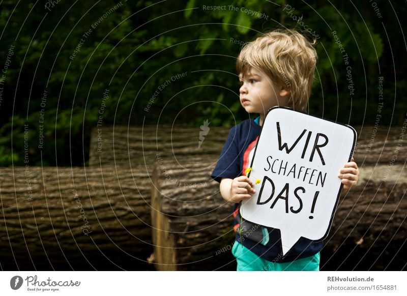 Kleinkind hält eine Sprechblase Mensch maskulin Kind Junge 1 1-3 Jahre Umwelt Natur Baum Wald Tapferkeit Mut Tatkraft Mitgefühl Güte Gastfreundschaft