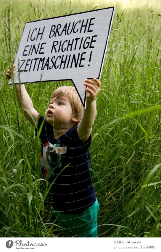 Ich brauche eine richtige Zeitmaschine Mensch maskulin Kind Kleinkind Junge 1 1-3 Jahre Umwelt Natur Gras Wiese Schriftzeichen Schilder & Markierungen