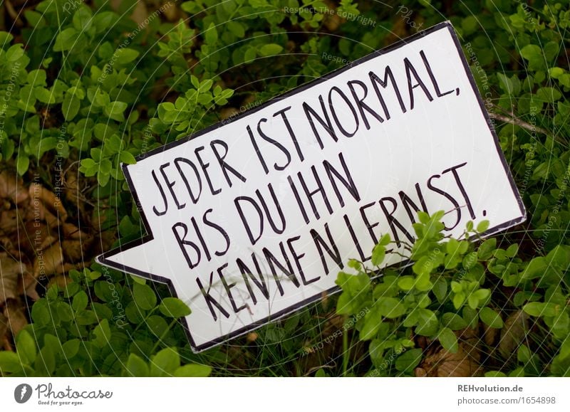 Jeder ist normal ... Umwelt Natur Sträucher Grünpflanze Wald Zeichen Schriftzeichen Schilder & Markierungen Hinweisschild Warnschild außergewöhnlich grün