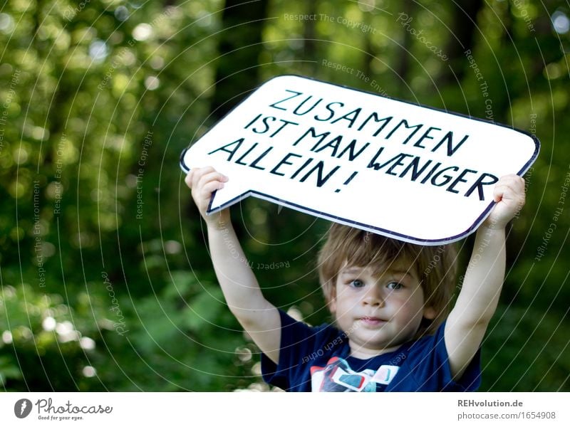 Zusammen ist man weniger allein Mensch maskulin Kind Kleinkind Junge Gesicht 1 1-3 Jahre Umwelt Natur Wald Schriftzeichen Schilder & Markierungen Hinweisschild