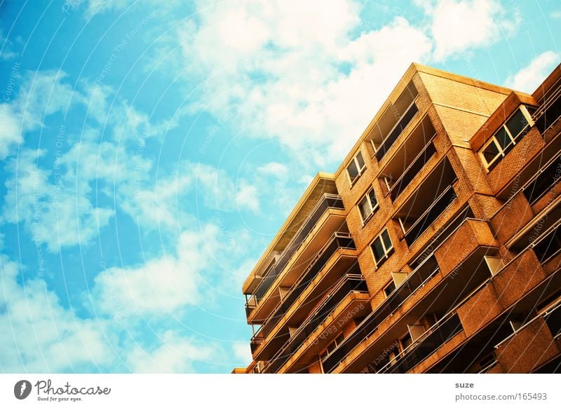 Strandhaus Sommer Haus Himmel Wolken Schönes Wetter Stadt Gebäude Architektur Fassade Balkon Terrasse Fenster Stein Beton Blick Häusliches Leben eckig