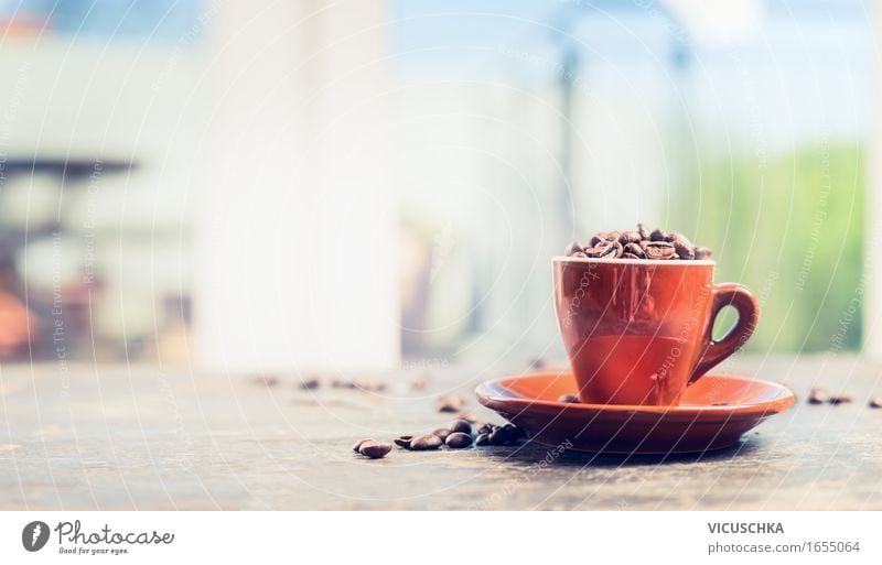 Espressotasse voller Kaffeebohnen auf demTerrassentisch Frühstück Mittagessen Getränk Heißgetränk Tasse Stil Design Sommer Tisch Restaurant Natur Zeichen retro