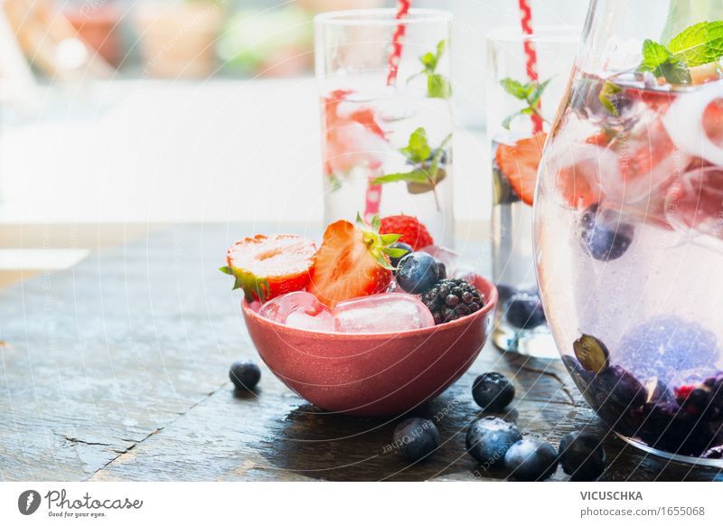 Eiswürfel und Beeren in Schüssel auf dem Garten Tisch Lebensmittel Frucht Dessert Speiseeis Getränk Erfrischungsgetränk Trinkwasser Limonade Saft