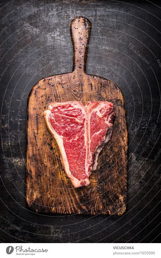 T-Bone-Steak auf rustikalem Schneidebrett Lebensmittel Fleisch Ernährung Abendessen Büffet Brunch Festessen Bioprodukte Stil Design Gesunde Ernährung Küche