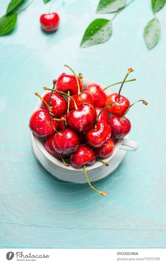 Alte Tasse mit süßen Kirschen Lebensmittel Frucht Dessert Ernährung Frühstück Mittagessen Picknick Bioprodukte Vegetarische Ernährung Diät Lifestyle Stil