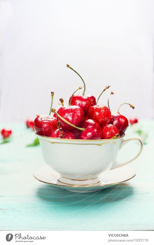 tasse mit süßen Kirschen auf hellem Hintergrund Lebensmittel Frucht Dessert Ernährung Frühstück Bioprodukte Vegetarische Ernährung Diät Tasse Stil