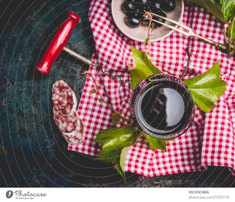 Glas mit Rotwein und Snacks Lebensmittel Wurstwaren Ernährung Mittagessen Büffet Brunch Geschäftsessen Picknick Italienische Küche Getränk Wein Lifestyle Stil