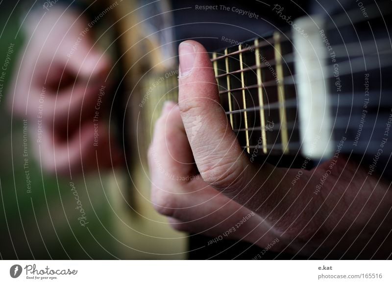 Handspiel Gitarre Gitarrenspieler Gitarrengriff Gitarrensaite Musiker Musikinstrument Gitarre spielen Bewegung Finger Farbfoto Makroaufnahme Dämmerung