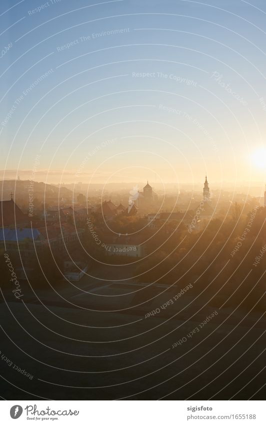 Kleine alte Stadt in der Sonnenaufgangzeit von der Vogelperspektive ruhig Sightseeing Landschaft Himmel Kleinstadt Stadtzentrum Kirche Gebäude Architektur