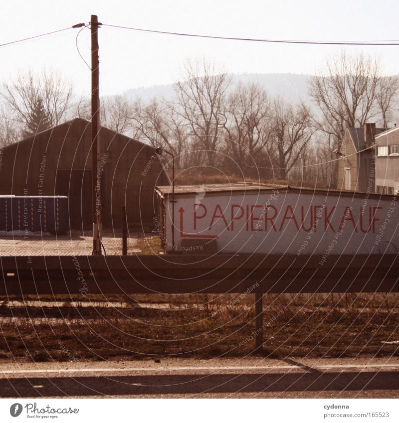 Papieraufkauf Farbfoto Außenaufnahme Menschenleer Textfreiraum unten Tag Sonnenlicht Zentralperspektive Schriftzeichen Hinweisschild Warnschild anstrengen Armut