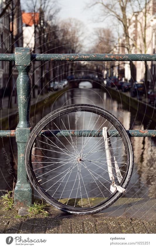 Rad - Solo Lifestyle Ferien & Urlaub & Reisen Ausflug Sightseeing Städtereise Fahrradtour Stadt Brücke Fahrradfahren Beratung Enttäuschung bedrohlich Misserfolg