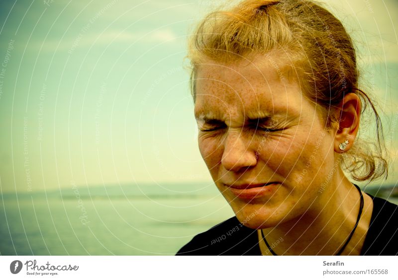 Ein Tag am See Farbfoto Außenaufnahme Nahaufnahme Textfreiraum links Starke Tiefenschärfe Zentralperspektive Porträt geschlossene Augen Stil Mensch feminin