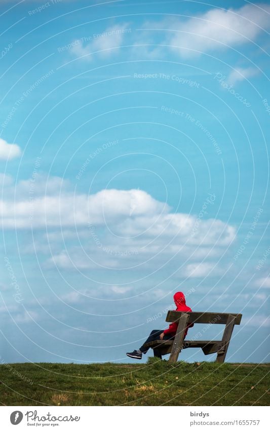 Einsamer Menschmit rotem Hoody auf einer Sitzbank androgyn 1 18-30 Jahre Jugendliche Einsamkeit Depression sitzen Erwachsene allein 30-45 Jahre Himmel Wolken