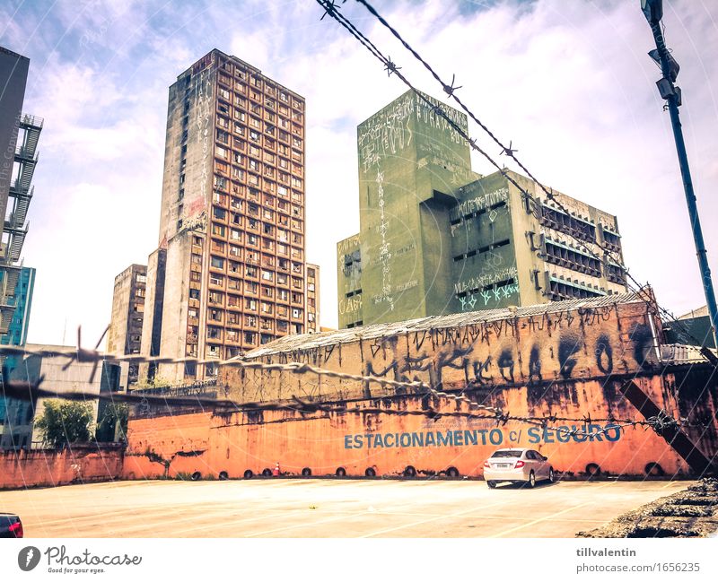 Großstadt mit Stacheldraht São Paulo Parkplatz Außenaufnahme Brasilien Architektur Südamerika Gebäude Menschenleer