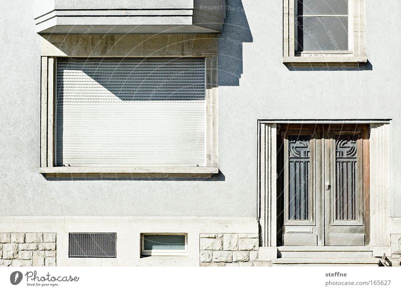 schöner wohnen Gedeckte Farben Außenaufnahme Menschenleer Tag Licht Schatten Kontrast Luxemburg Stadt Haus Gebäude Architektur Mauer Wand Fassade Fenster Tür