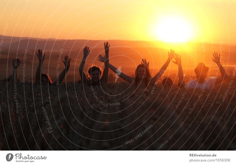 und jetzt alle ma winken ... Mensch Hand 6 Menschengruppe 18-30 Jahre Jugendliche Erwachsene Umwelt Natur Sonne Sommer Schönes Wetter Feld frei Freundlichkeit