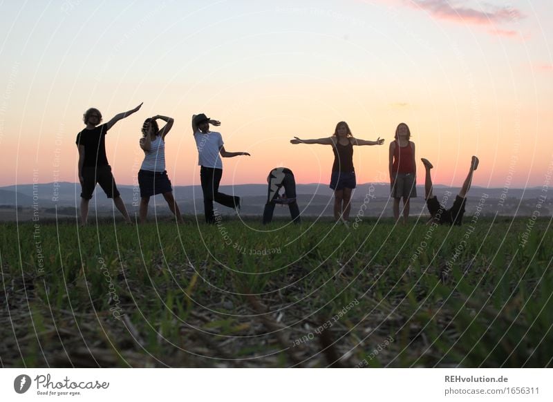 kreativ Ausflug Abenteuer Mensch Menschengruppe 18-30 Jahre Jugendliche Erwachsene Himmel Horizont Sommer Wiese Feld außergewöhnlich Coolness frei Gesundheit