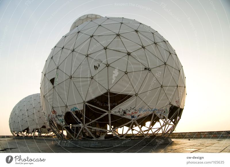 ECHELON Farbfoto Außenaufnahme Tag Gegenlicht Froschperspektive Stadtrand Menschenleer Ruine Observatorium Bauwerk Architektur Satellitenantenne Wahrzeichen