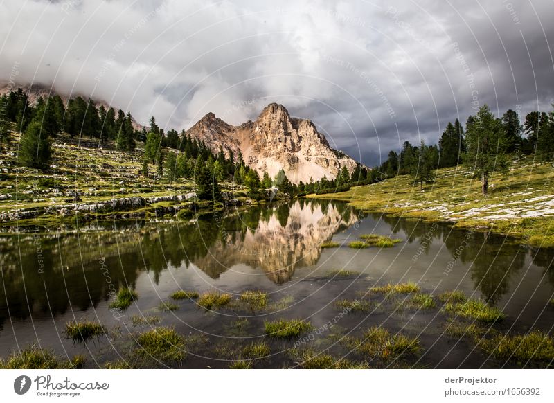 Spiegelung eines Berges in den Dolomiten V Zentralperspektive Starke Tiefenschärfe Sonnenstrahlen Sonnenlicht Lichterscheinung Silhouette Kontrast Schatten Tag