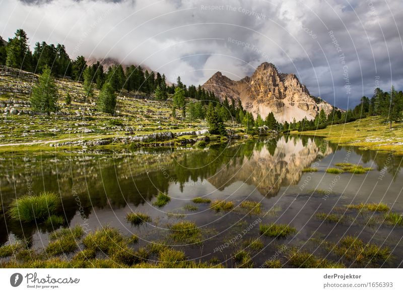 Spiegelung eines Berges in den Dolomiten Zentralperspektive Starke Tiefenschärfe Sonnenstrahlen Sonnenlicht Lichterscheinung Silhouette Kontrast Schatten Tag