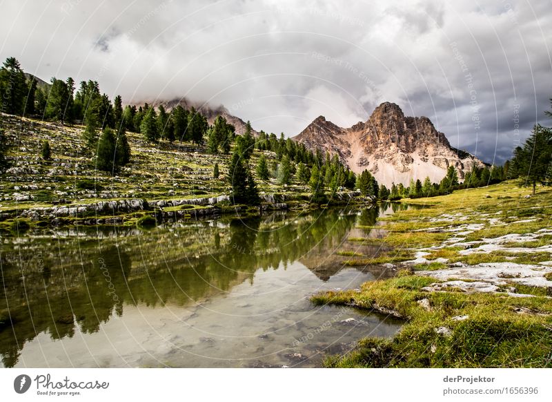 Spiegelung eines Berges in den Dolomiten II Zentralperspektive Starke Tiefenschärfe Sonnenstrahlen Sonnenlicht Lichterscheinung Silhouette Kontrast Schatten Tag