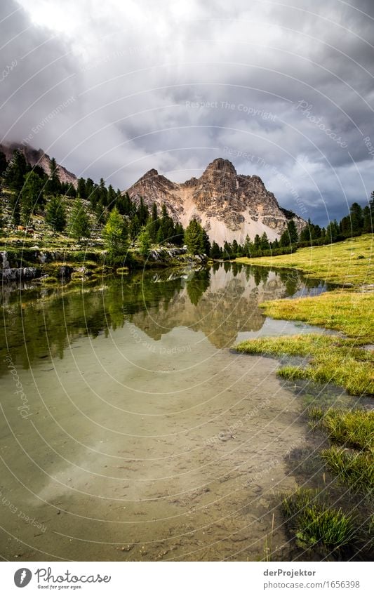 Spiegelung eines Berges in den Dolomiten III Zentralperspektive Starke Tiefenschärfe Sonnenstrahlen Sonnenlicht Lichterscheinung Silhouette Kontrast Schatten