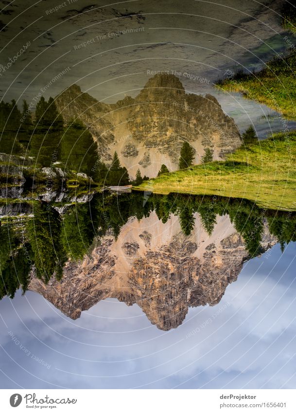 Spiegelung eines Berges in den Dolomiten IV Zentralperspektive Starke Tiefenschärfe Sonnenstrahlen Sonnenlicht Lichterscheinung Silhouette Kontrast Schatten Tag