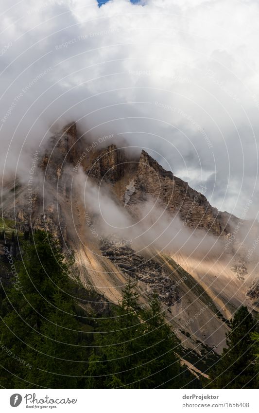 Wolkige Aussicht in den Dolomiten Zentralperspektive Starke Tiefenschärfe Sonnenstrahlen Sonnenlicht Lichterscheinung Silhouette Kontrast Schatten Tag