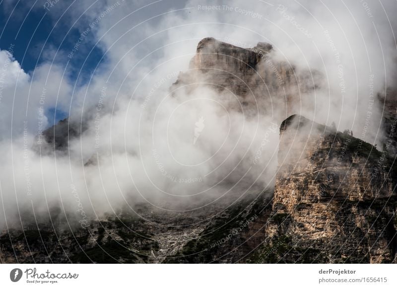 Wolkige Aussicht in den Dolomiten Zentralperspektive Starke Tiefenschärfe Sonnenstrahlen Sonnenlicht Lichterscheinung Silhouette Kontrast Schatten Tag