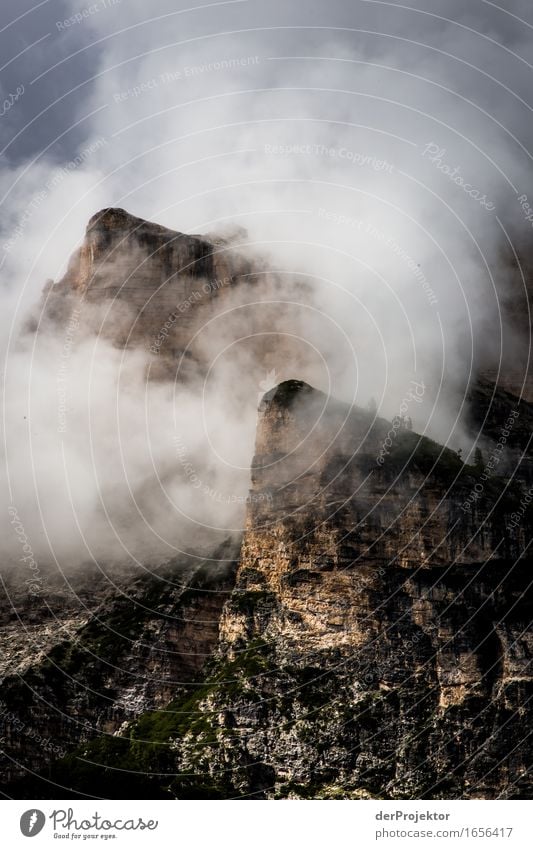 Wolkige Aussicht in den Dolomiten Zentralperspektive Starke Tiefenschärfe Sonnenstrahlen Sonnenlicht Lichterscheinung Silhouette Kontrast Schatten Tag