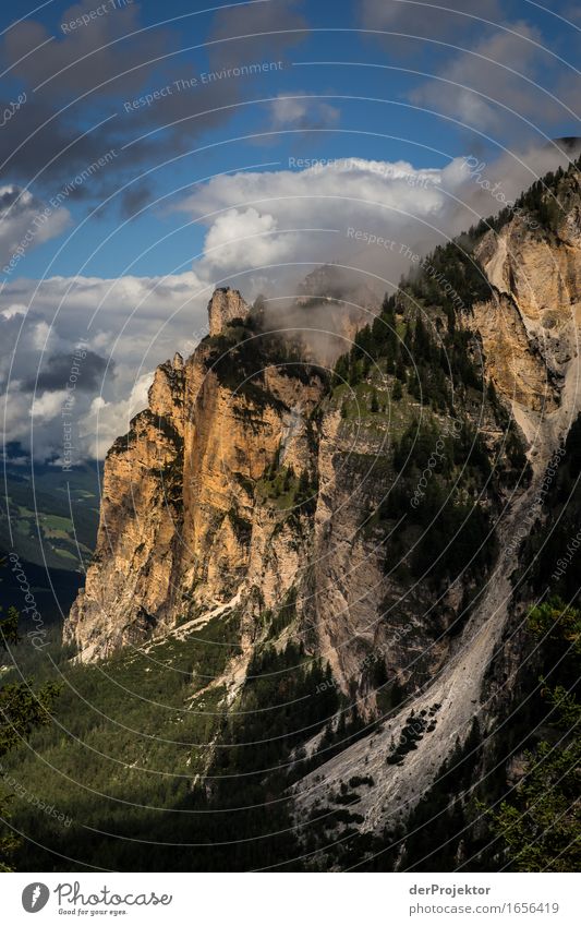 Wolkige Aussicht in den Dolomiten Zentralperspektive Starke Tiefenschärfe Sonnenstrahlen Sonnenlicht Lichterscheinung Silhouette Kontrast Schatten Tag