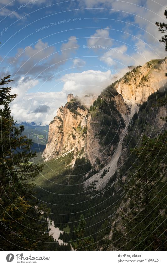 Wolkige und sonnige Aussicht in den Dolomiten Zentralperspektive Starke Tiefenschärfe Sonnenstrahlen Sonnenlicht Lichterscheinung Silhouette Kontrast Schatten