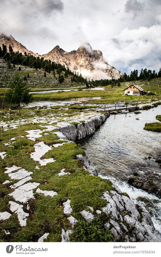 Hütte mit Bach auf Alm in den Dolomiten Zentralperspektive Starke Tiefenschärfe Sonnenstrahlen Sonnenlicht Lichterscheinung Silhouette Kontrast Schatten Tag