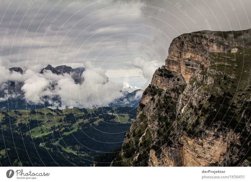 Wolkige Aussicht in den Dolomiten Zentralperspektive Starke Tiefenschärfe Sonnenstrahlen Sonnenlicht Lichterscheinung Silhouette Kontrast Schatten Tag